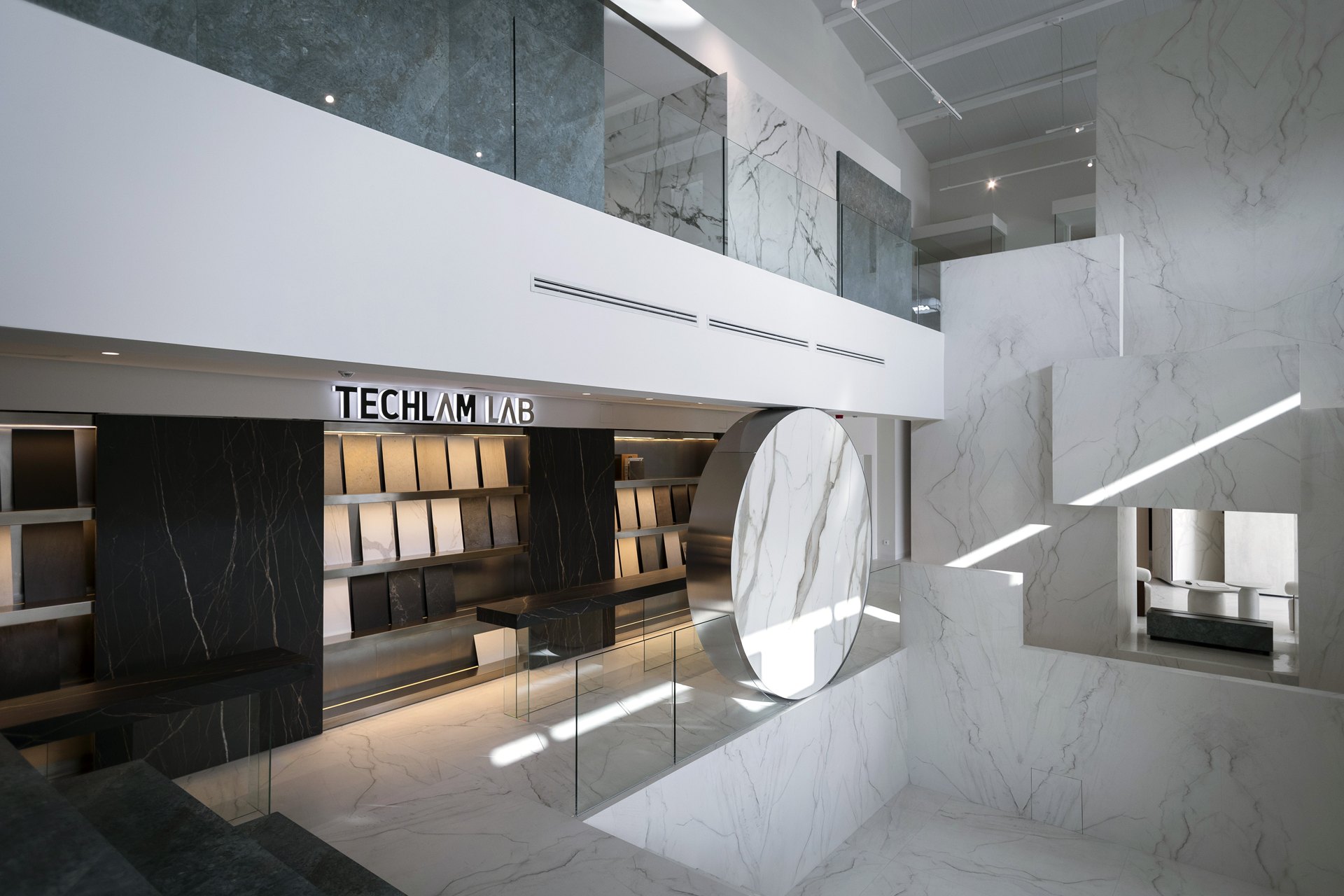Hall con el círculo de planta baja y la zona técnica al fondo