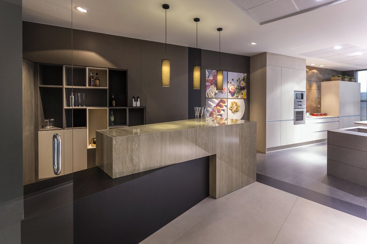 Cocina con isla revestida en Neolith