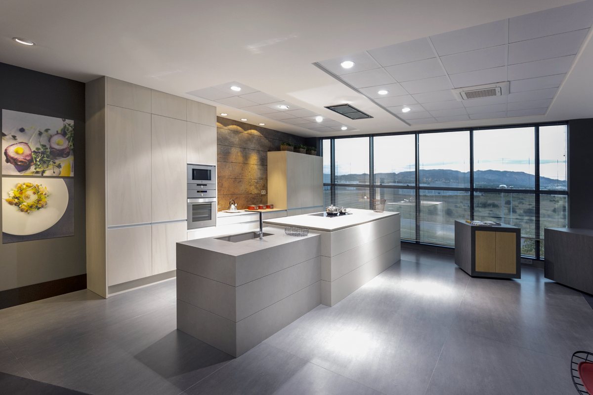 Ambientes de cocina junto a la cristalera
