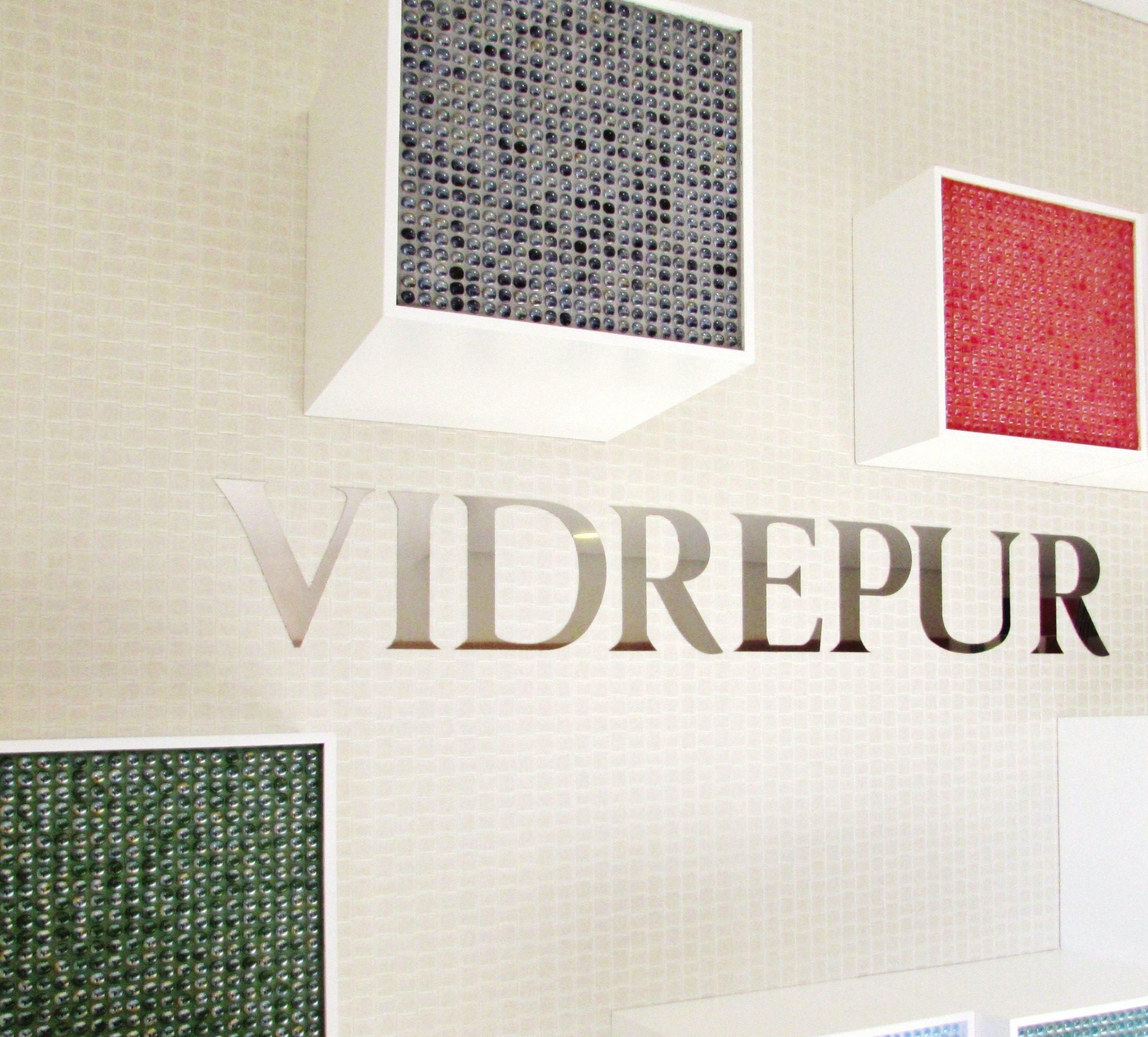 Cubos y logotipo