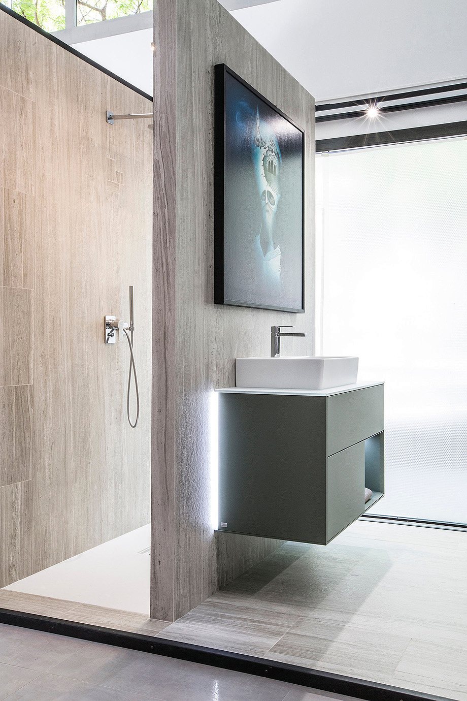 Ambiente de ducha con mueble de lavabo suspendido