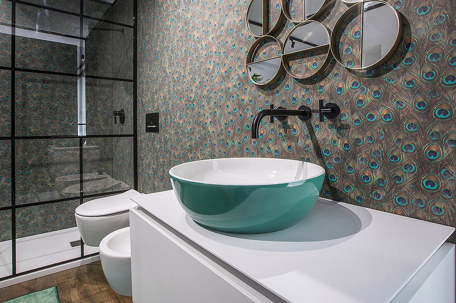 Ambiente con lavabo verde y espejos redondos