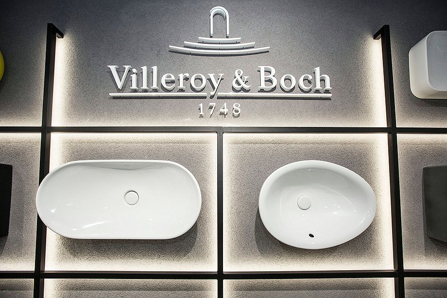 Detalle de la pared de lavabos con el logotipo de Villeroy & Boch